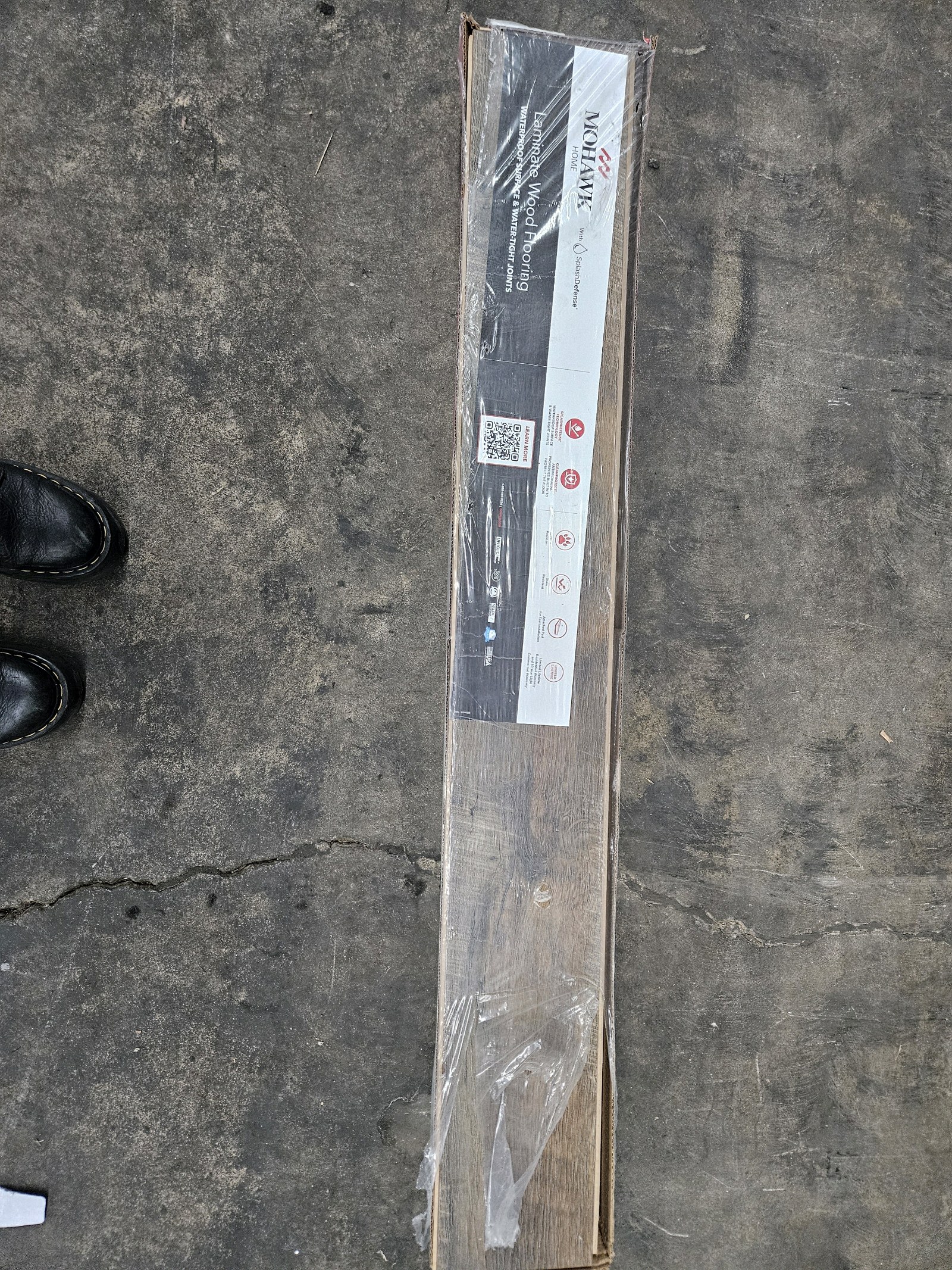 lot 11 image: Laminate Wood Flooring