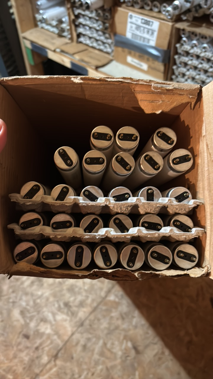 lot 122 image: Open Case of General Electric Fluorescent Bulbs, 26 Bulbs, F32T8SP35ECO T8 Bi-Pin, 32 Watts, 48 Inches Long