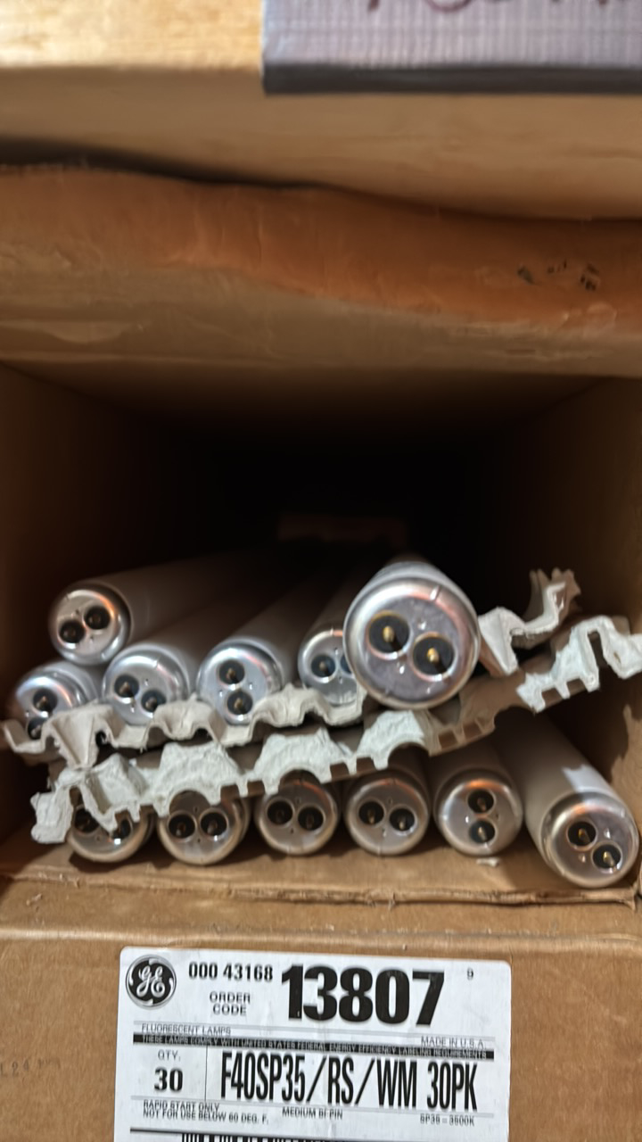 lot 131 image: Open Case of General Electric Fluorescenf Lifht Bulbs, 12 Bulbs in Box, F40SP35RSWM 3500K color temperature 48 inches long