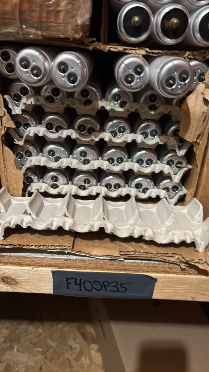 lot 134 image: Full Case of General Electric Fluorescent Light Bulbs, 30 Bulbs in Box, F40SP35 40 Watts, 48 Inches Long T12
