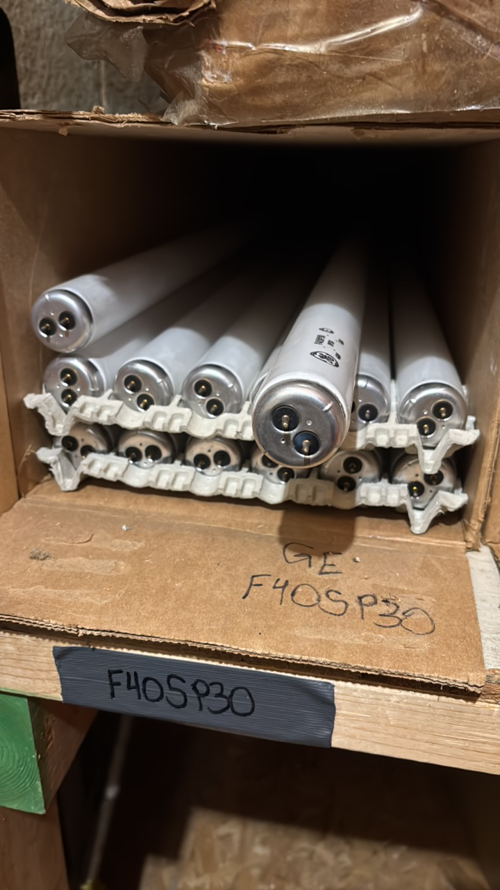 lot 135 image: Open Case of General Electric Fluorescent Light Bulbs, 14 Bulbs in Box, F40SP30 40 Watts, 48 Inches Long SP30