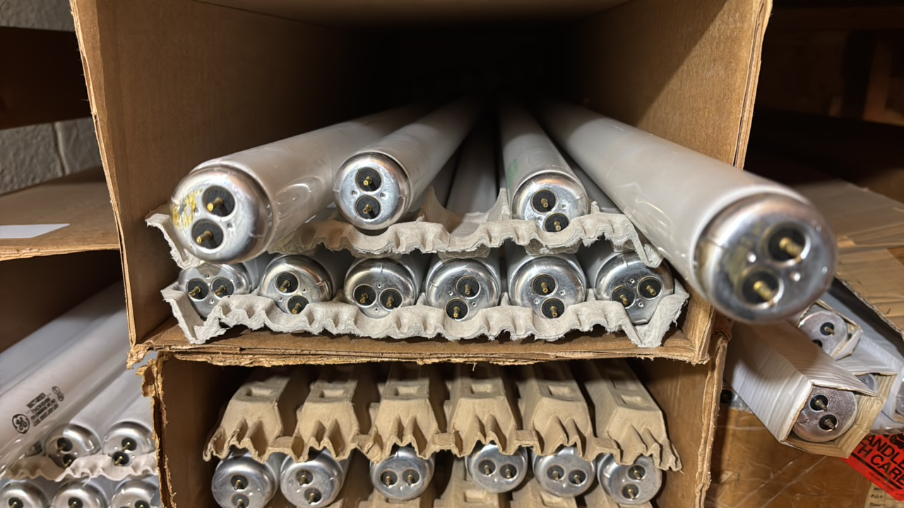 lot 137 image: Open Case of General Electric Fluorescent Light Bulbs, 10 Bulbs, F30T12-CW-RS-ECO Cool White 30 Watts