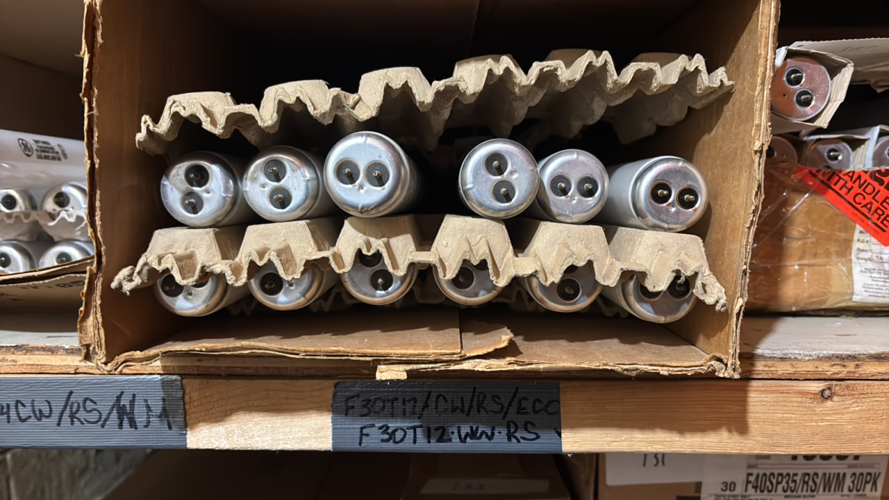 lot 138 image: Open Case of Fluorescent Bulbs, 12 Bulbs in Box, F30T12-WW-RS 30 Watts