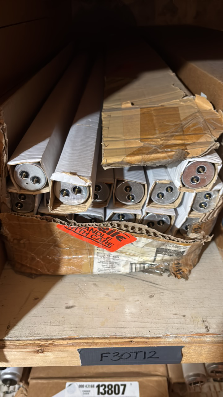 lot 139 image: Open Case of Fluorescent Light Bulbs, 21 Bulbs in Box, F30-T12 Cool White 30 Watts, 36 Inches Long