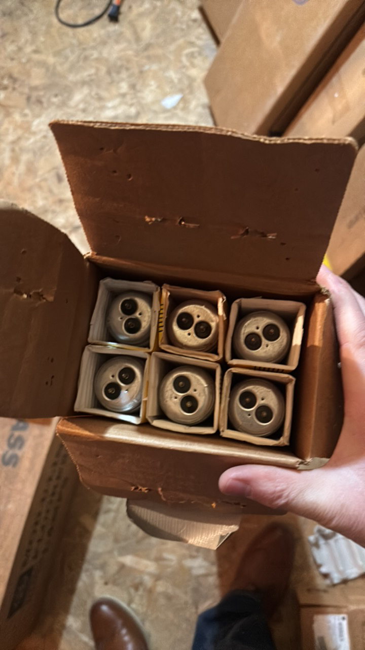 lot 147 image: Full Case of General Electric Fluorescent Light Bulbs, 6 Bulbs, Appliance Cool White, F25-T12-CW-33, 25 Watts 33 inches long