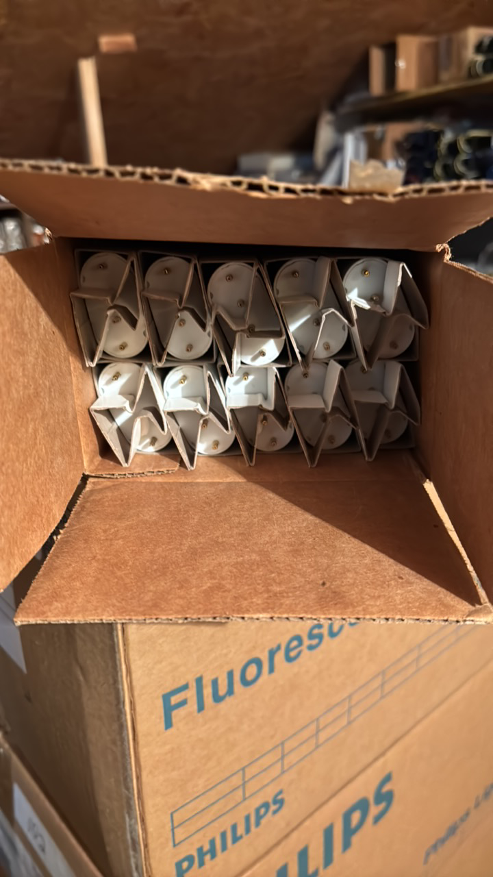 lot 156 image: Full Case of General Electric Fluorescent Light Bulbs, 10 Bulbs in Box, F39BXSPX41, 39 Watts, 4 Pin Style