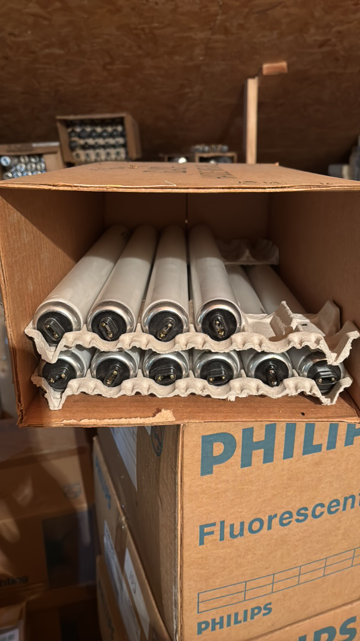 lot 161 image: Open Case of General Electric Fluorescent Light Bulbs, 10 Bulbs in Box, F18-T12-CW-HO Cool White, High Output, 18 Watts, 16 Inches Long