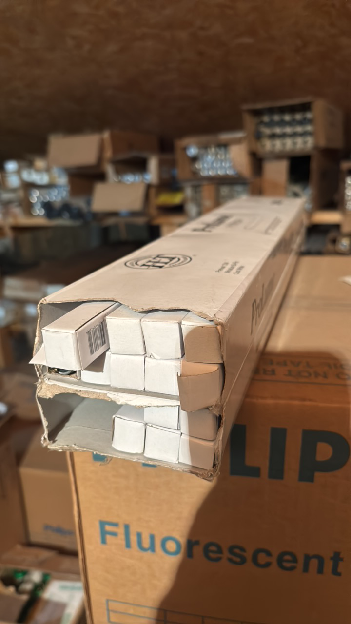 lot 162 image: Open Case of ProLume Fluorescent Light Bulbs, 14 Bulbs, F13T5CW Preheat 13 Watts, Miniature Bi-Pin Cool white 21 Inches Long