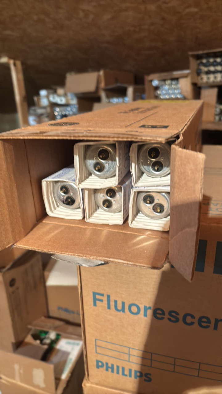 lot 165 image: Open Case of General Electric Fluorescent Light Bulbs, 5 Bulbs in Box, F15-T12, Cool White 18 Inch Garage and Basement 18 inches long