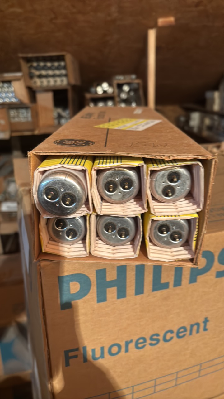lot 166 image: Full Case of General Electric Fluorescent Light Bulbs, 6 Bulbs in Box, F15-T12, Cool White 18 Inch Garage and Basement 18 inches long