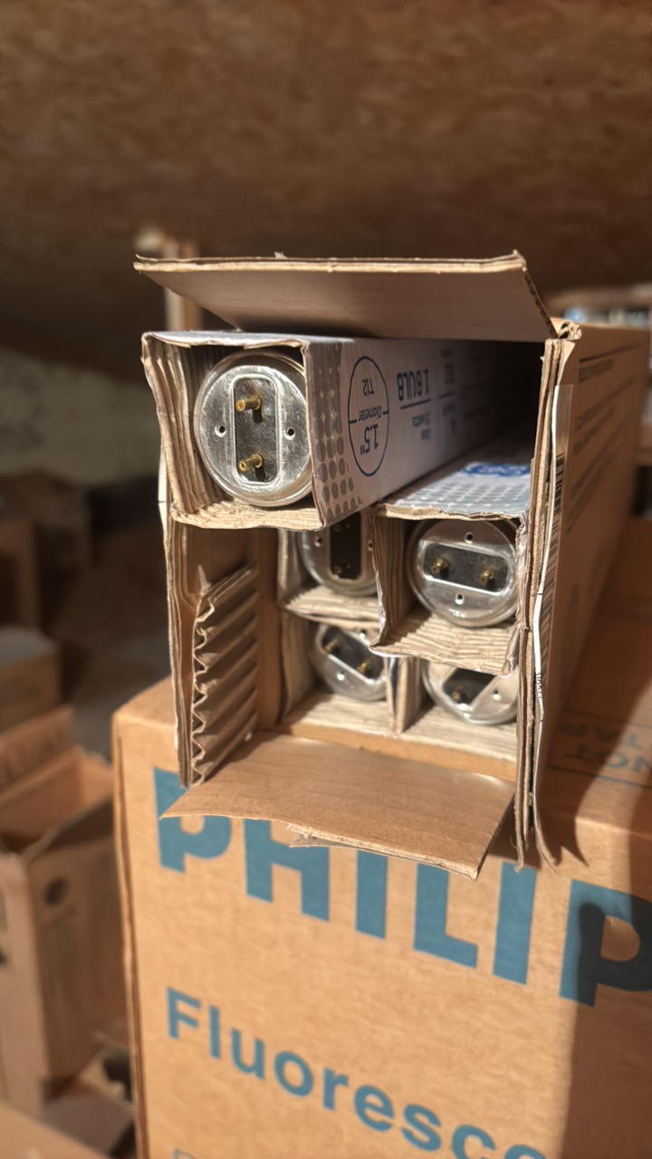 lot 167 image: Open Case of General Electric Fluorescent Light Bulbs, 5 Bulbs in Box, F15-T12, Cool White 18 Inch Garage and Basement 18 inches long