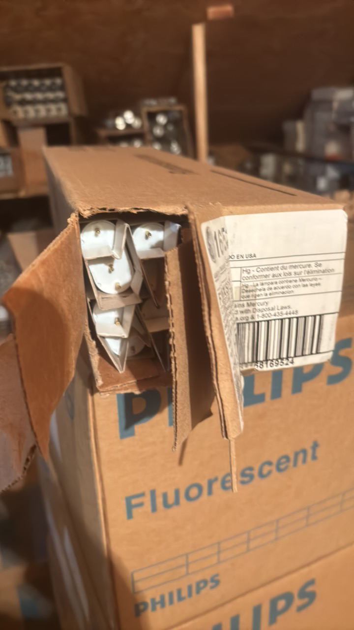 lot 168 image: Full Case of General Electric G39BXSPX41 Fluorescent Light Bulbs, 10 Bulbs in Box, 39 Watts, 4100K Color Temp, 4-Pin