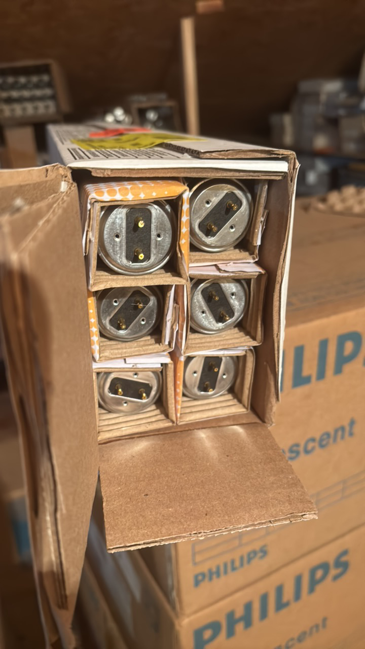 lot 169 image: Full Case General Electric Fluorescent Light Bulbs, 6 Bulbs, F20W 300K F20-T12, Warm White, 20 Watts, 24 Inches