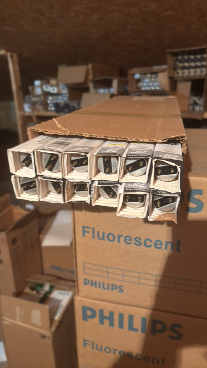 lot 172 image: Full Case of General Electric Fluorescent Light Bulbs, 12 Bulbs in Box, F19T8, 19 Watts, 4100K Color Temp, 28 Inches long