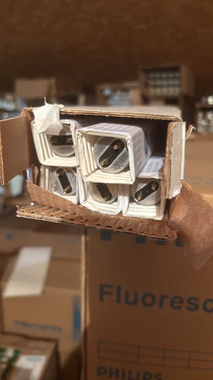 lot 173 image: Open Case of General Electric Fluorescent Light Bulbs, 5 Bulbs, 24 Inch Garage and Basement, F17-T8 Cool White