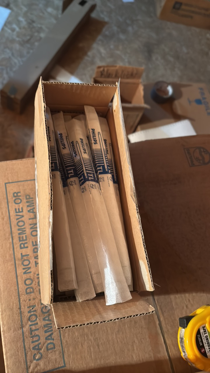 lot 177 image: Box of Philips F6T5-CW Fluorescent Light Bulbs, 26 Bulbs, 6 Watts, T5, Mini Bi-Pin, Cool White