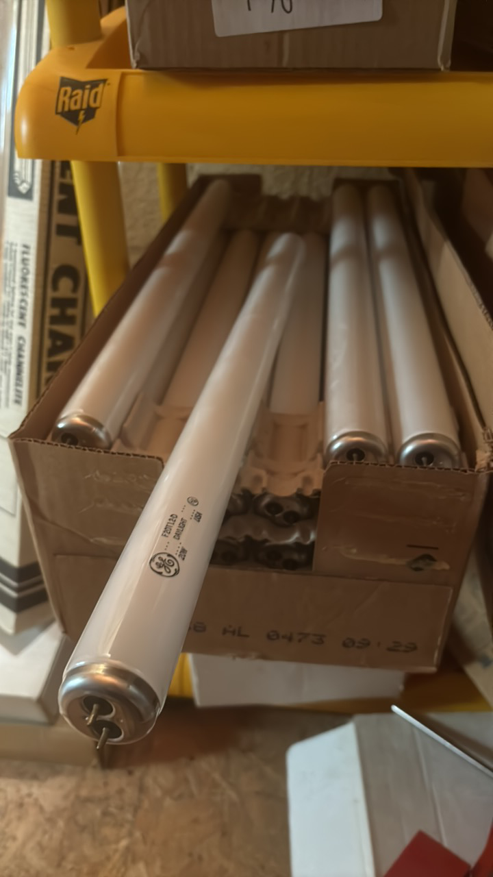 lot 179 image: Box of Fluorescenf Bulbs, 22 Bulbs General Electric F20-T12-D Daylight, 20 Watts 24 Inches