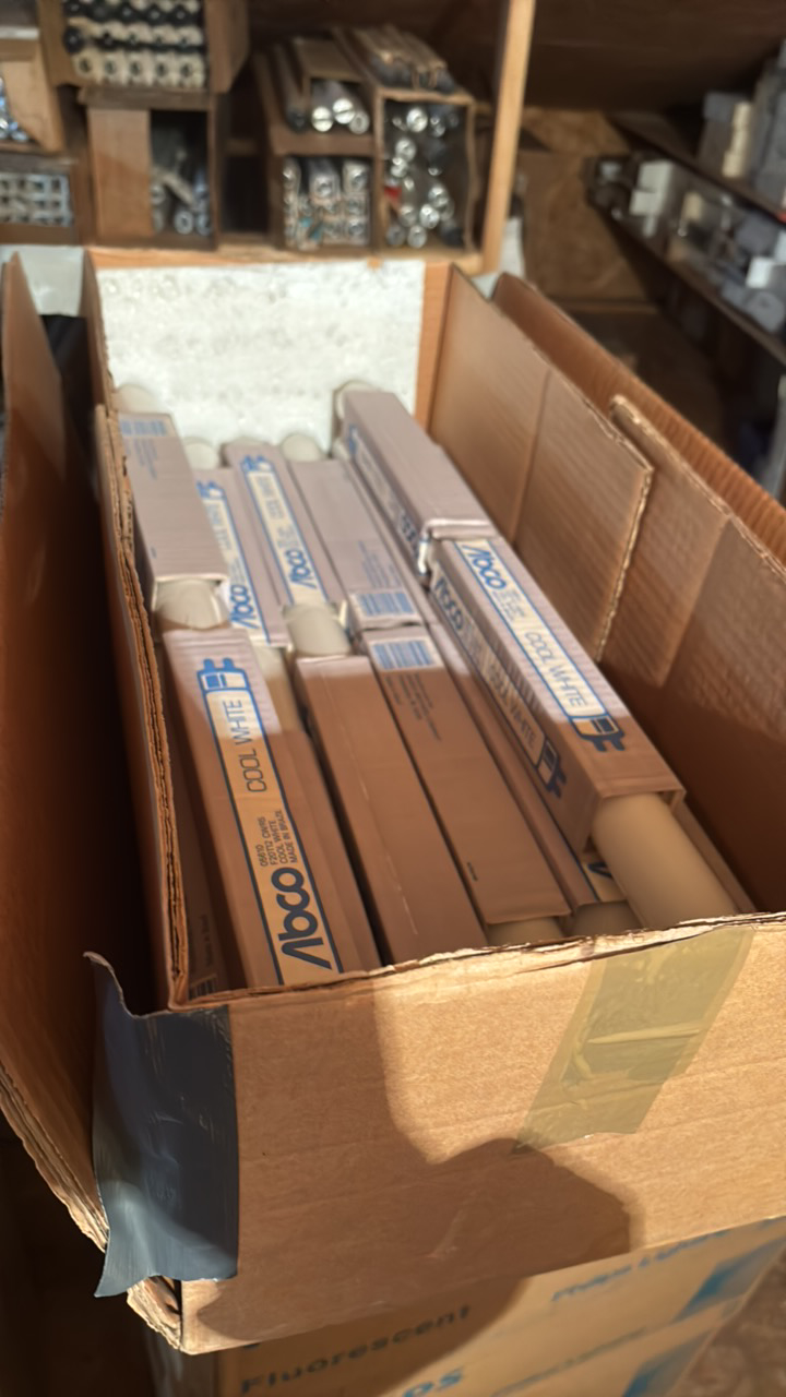 lot 180 image: Box of Fluorescent Bulbs, 14 Bulbs, F20T12CW-RS Cool White, Bulbs