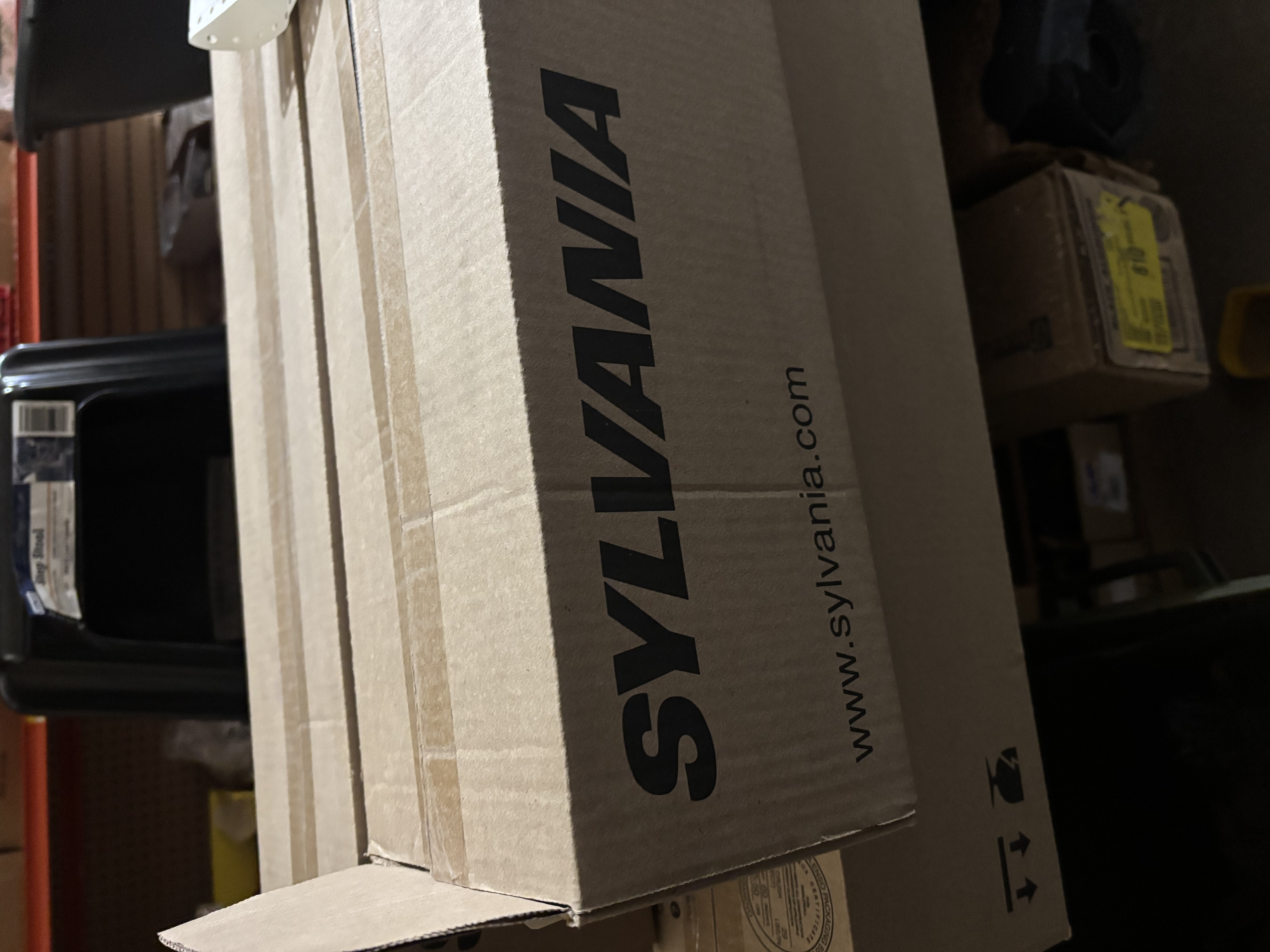 lot 190 image: Box Sylvania Flourescent Light Bulbs, 27 Bulbs, FO32865XPECO, T8 Medium Bi-Pin, 32 Watt, 6000K Cool White