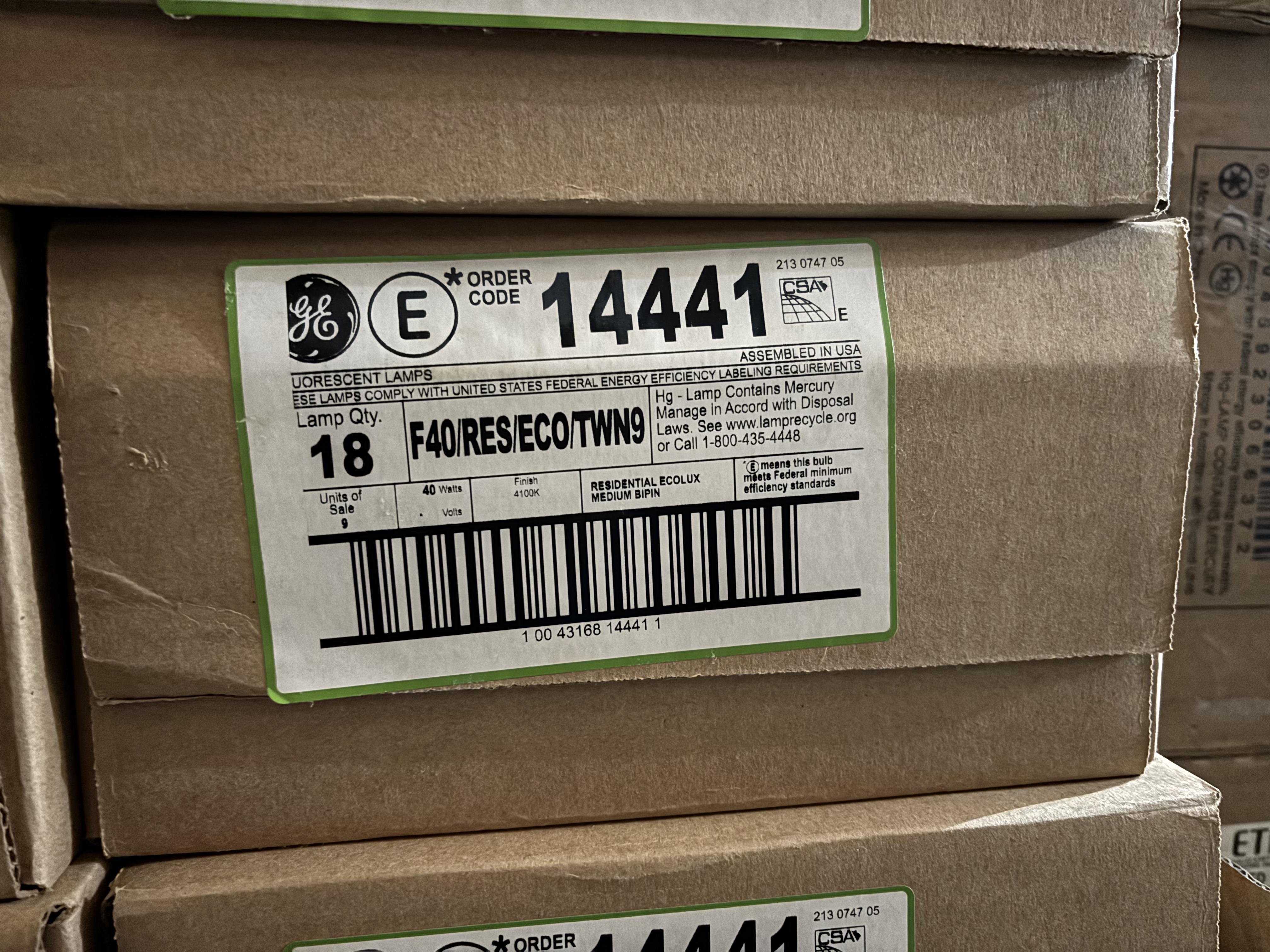 lot 199 image: Box of General Electric Fluorescent Light Bulbs, 18 Bulbs, F40-RES-ECO-TWN9, 40 Watts, 4100K, Medium Bi-Pin