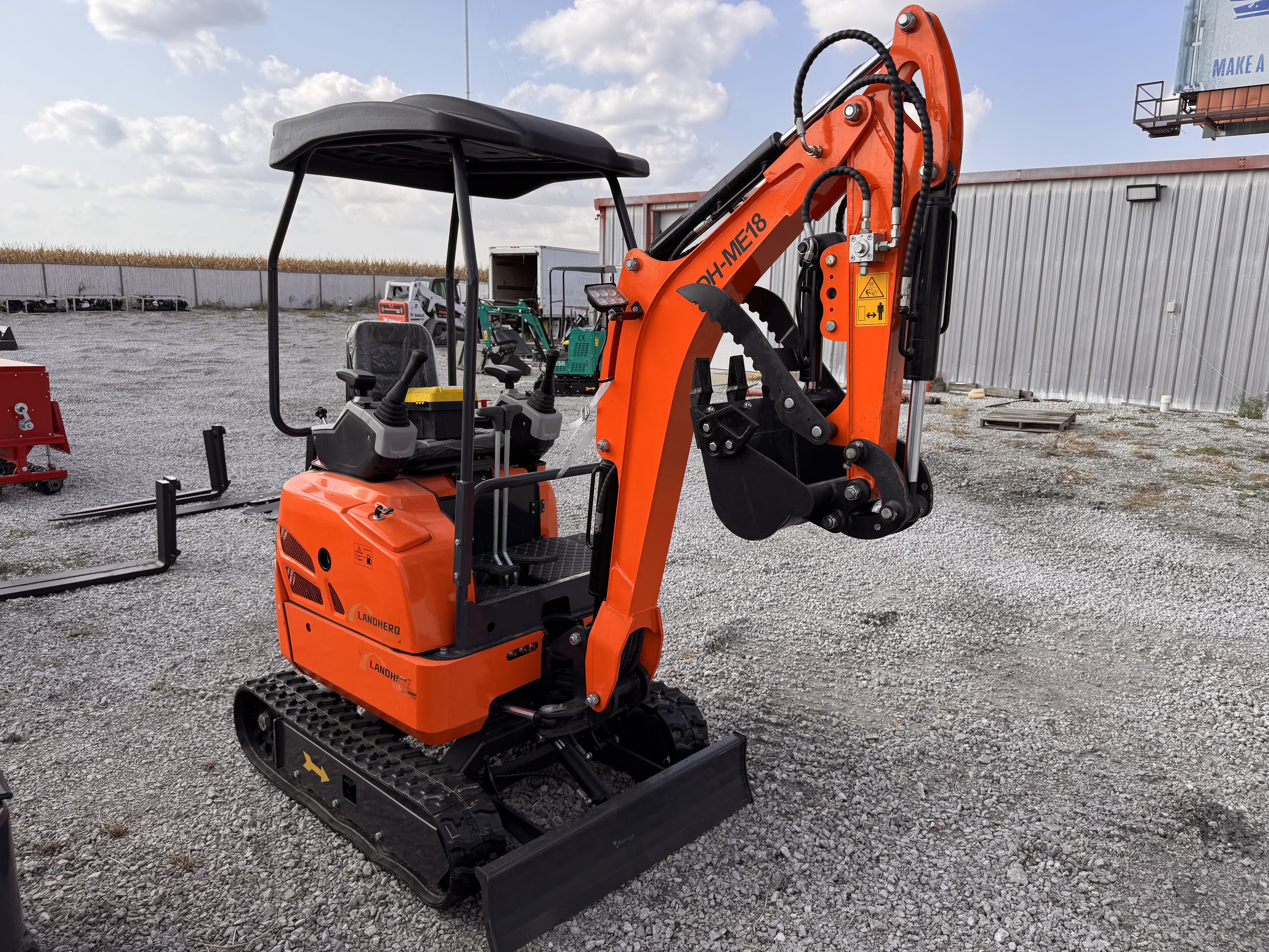 lot 115 image: IRE18P-Mini Hydraulic Excavator with Pilot Operation