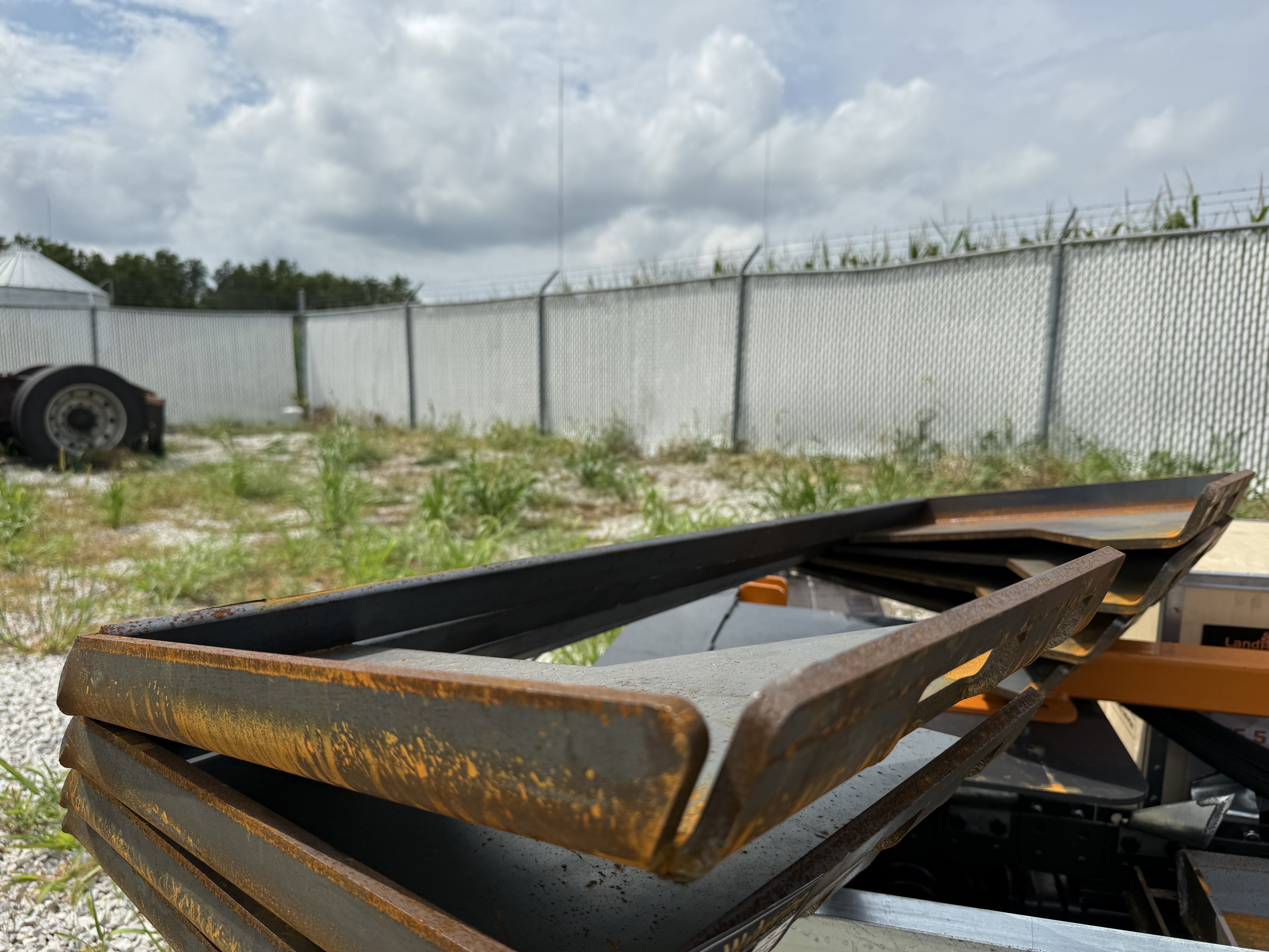 lot 142 image: YINTATECH 14 Universal Quick Attach Mount Plate