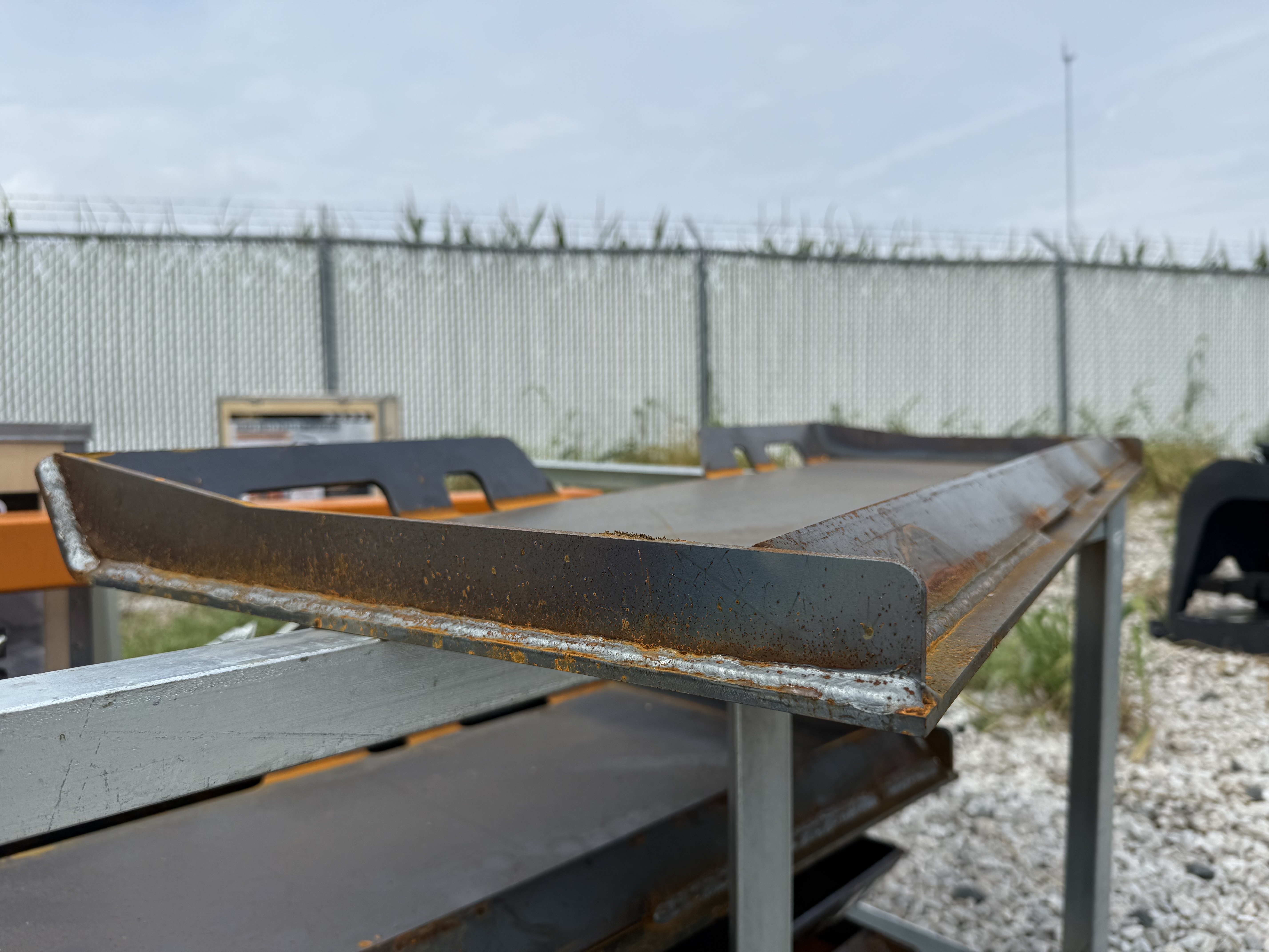 lot 142 image: YINTATECH 14 Universal Quick Attach Mount Plate