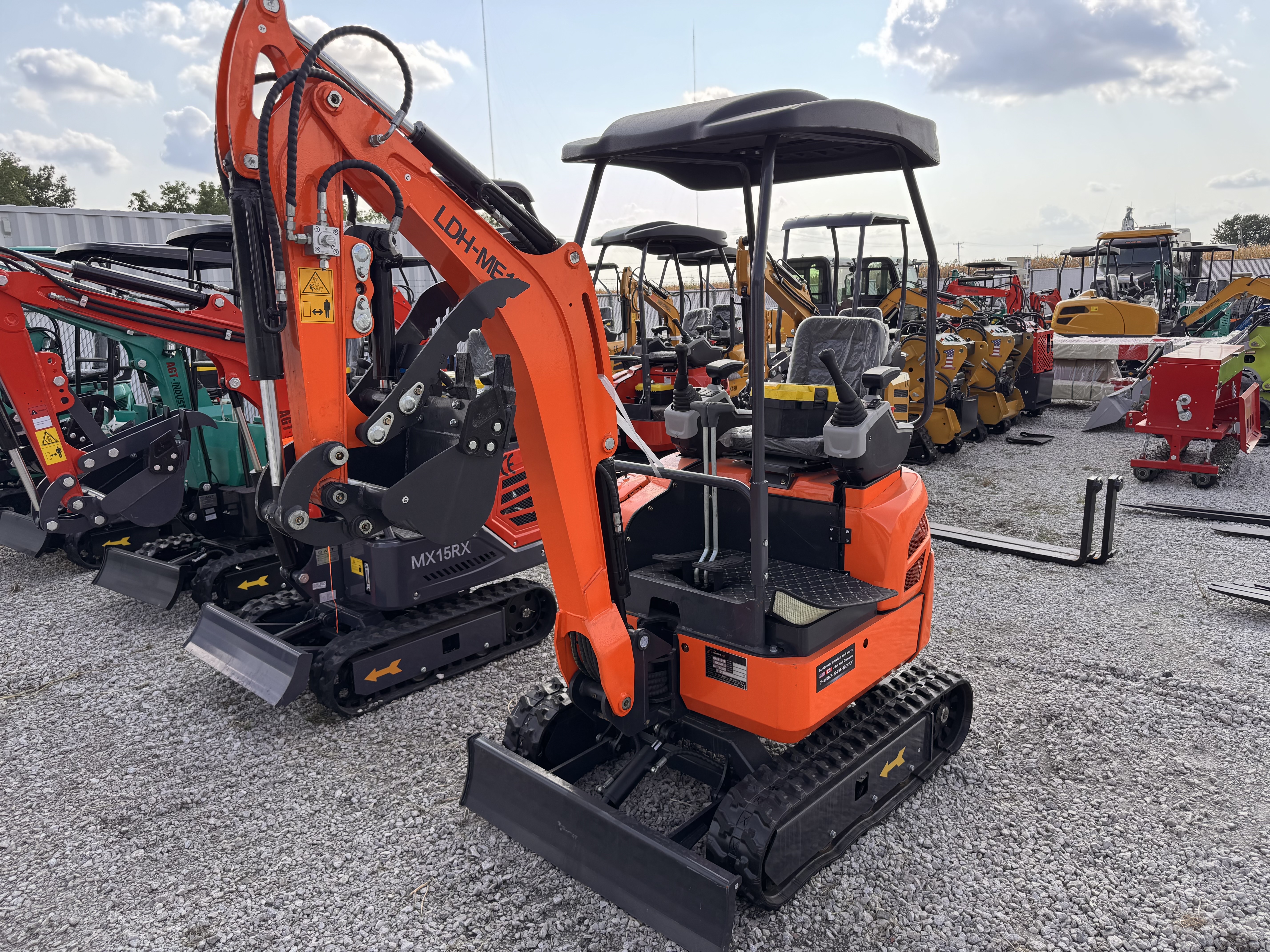 lot 185 image: Landhero ME18 Mini Excavator (LDH-ME18-ZW)