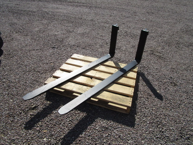 lot 212 image: Forklift forks