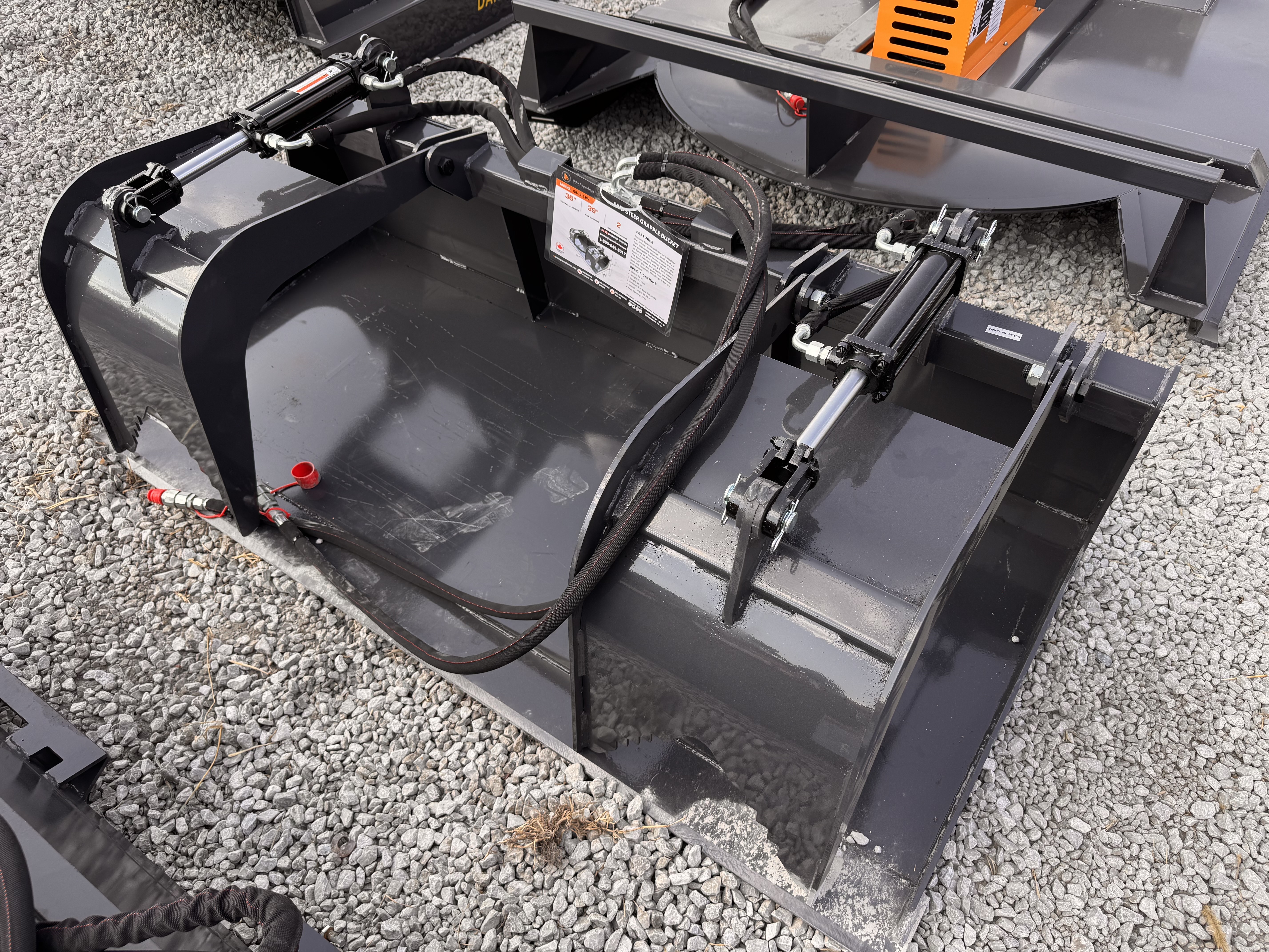 lot 78 image: Wolverine 72 Skid Steer Grapple Bucket