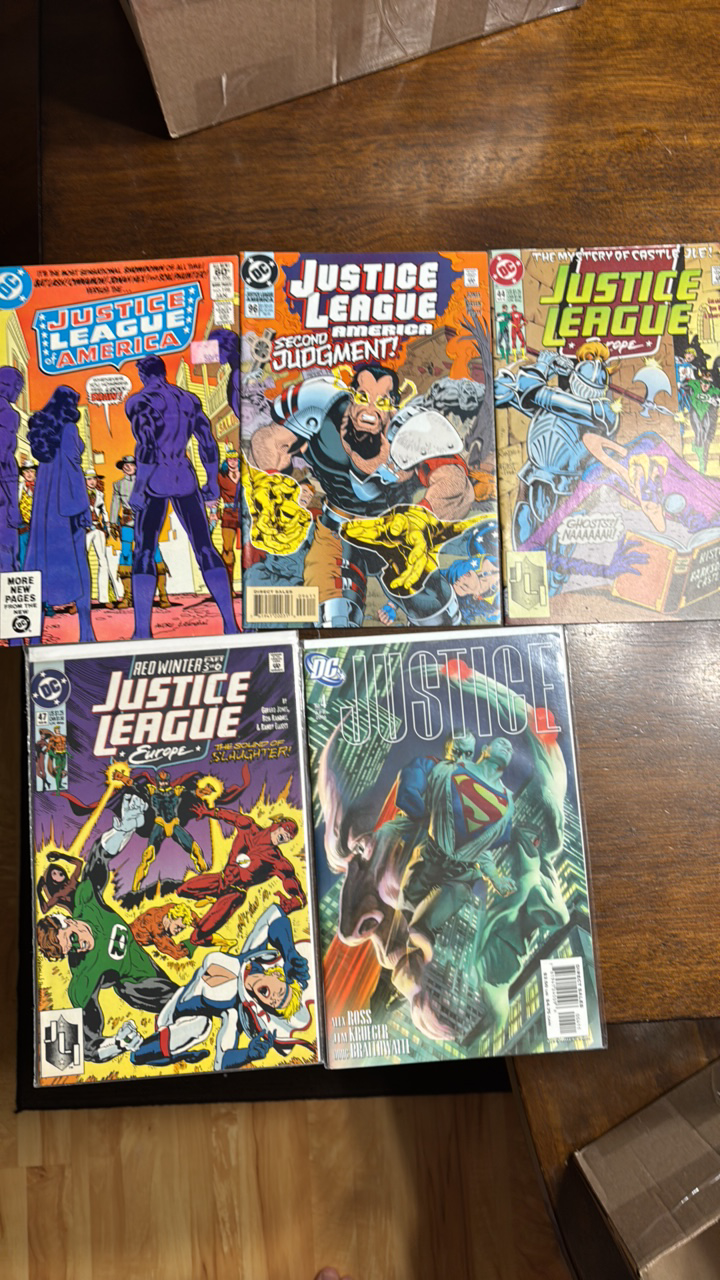 lot 331 image: Justice League of America Lot, 5 Comics from DC