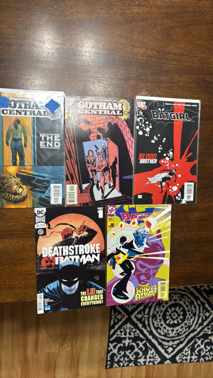 lot 371 image: Batman, Batgirl and Gotham Central Comic book Lot