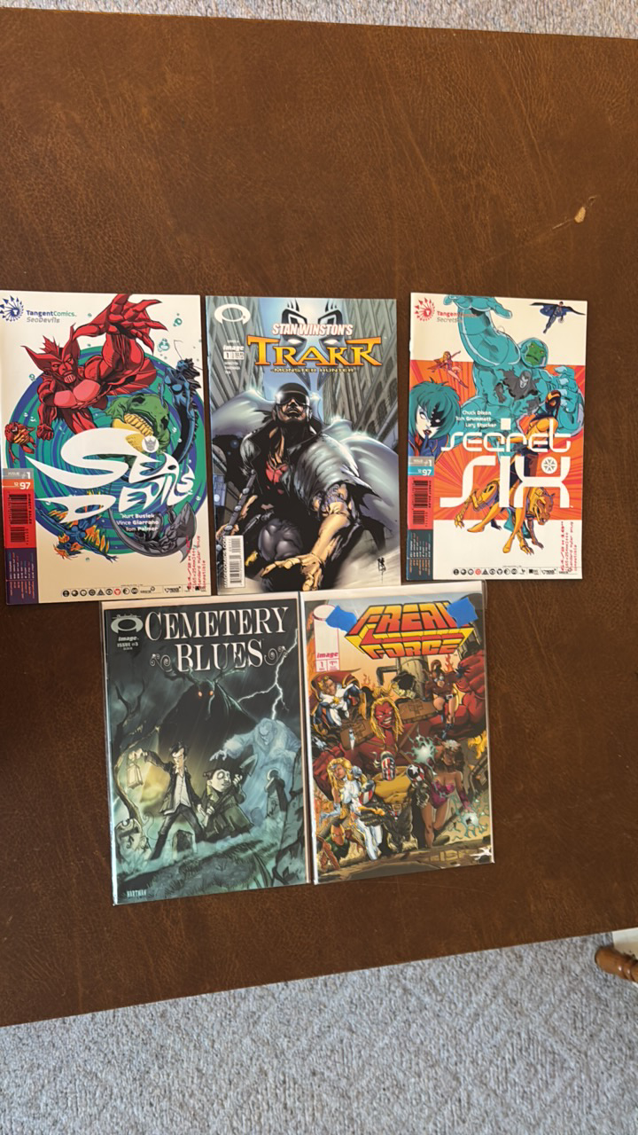 lot 446 image: Comic Book Lot, 5 Comics Assortment of Brands and Heroes