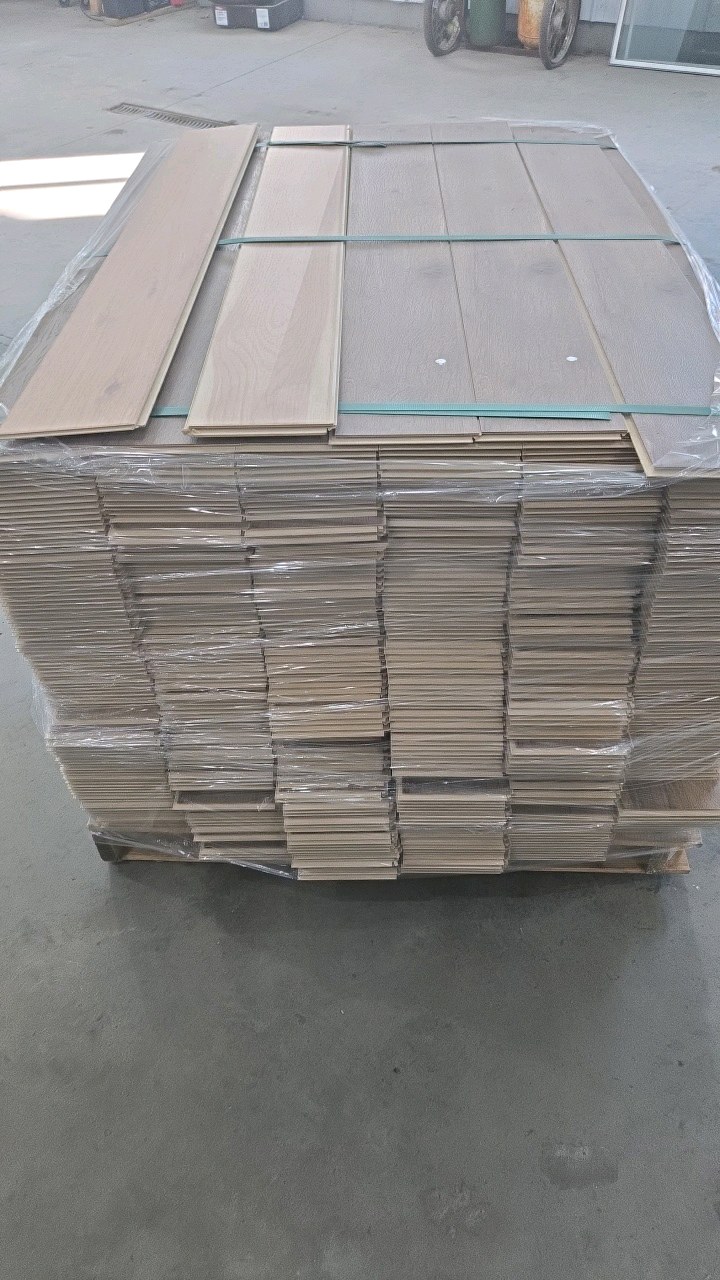 Full Pallet of Laminate Flooring – Mohawk Brand