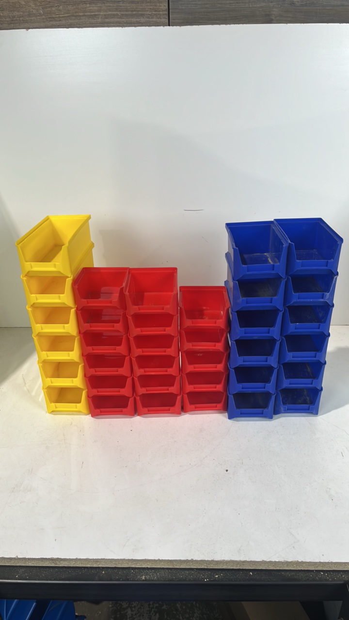 lot 105 image: Plastic Organizers
