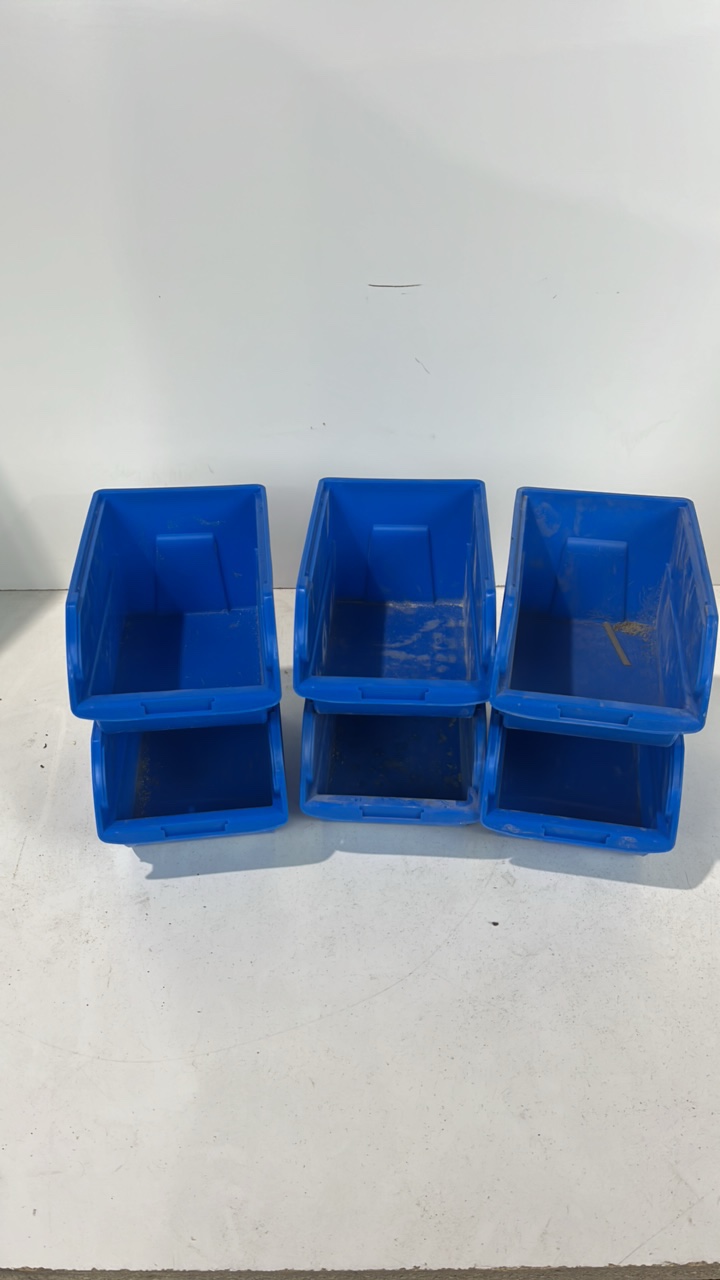 lot 107 image: Plastic Organizers
