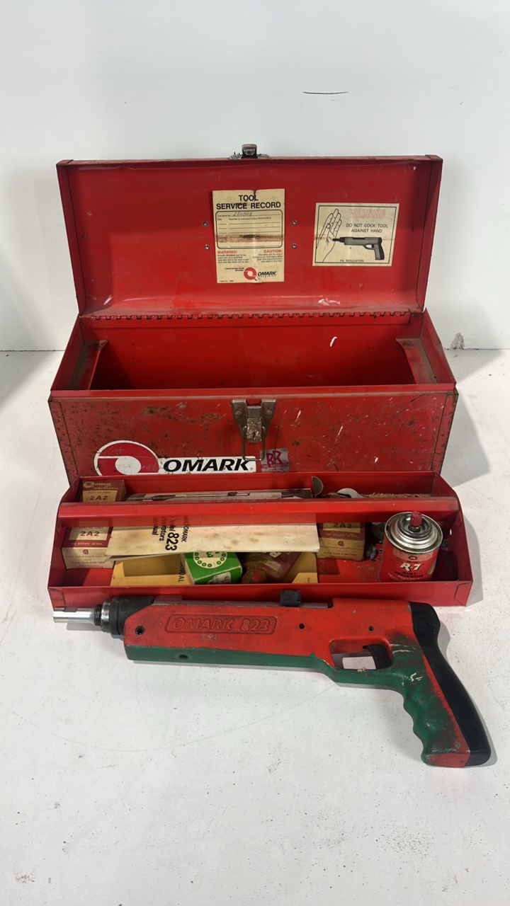 lot 114 image: Omark Nail Gun