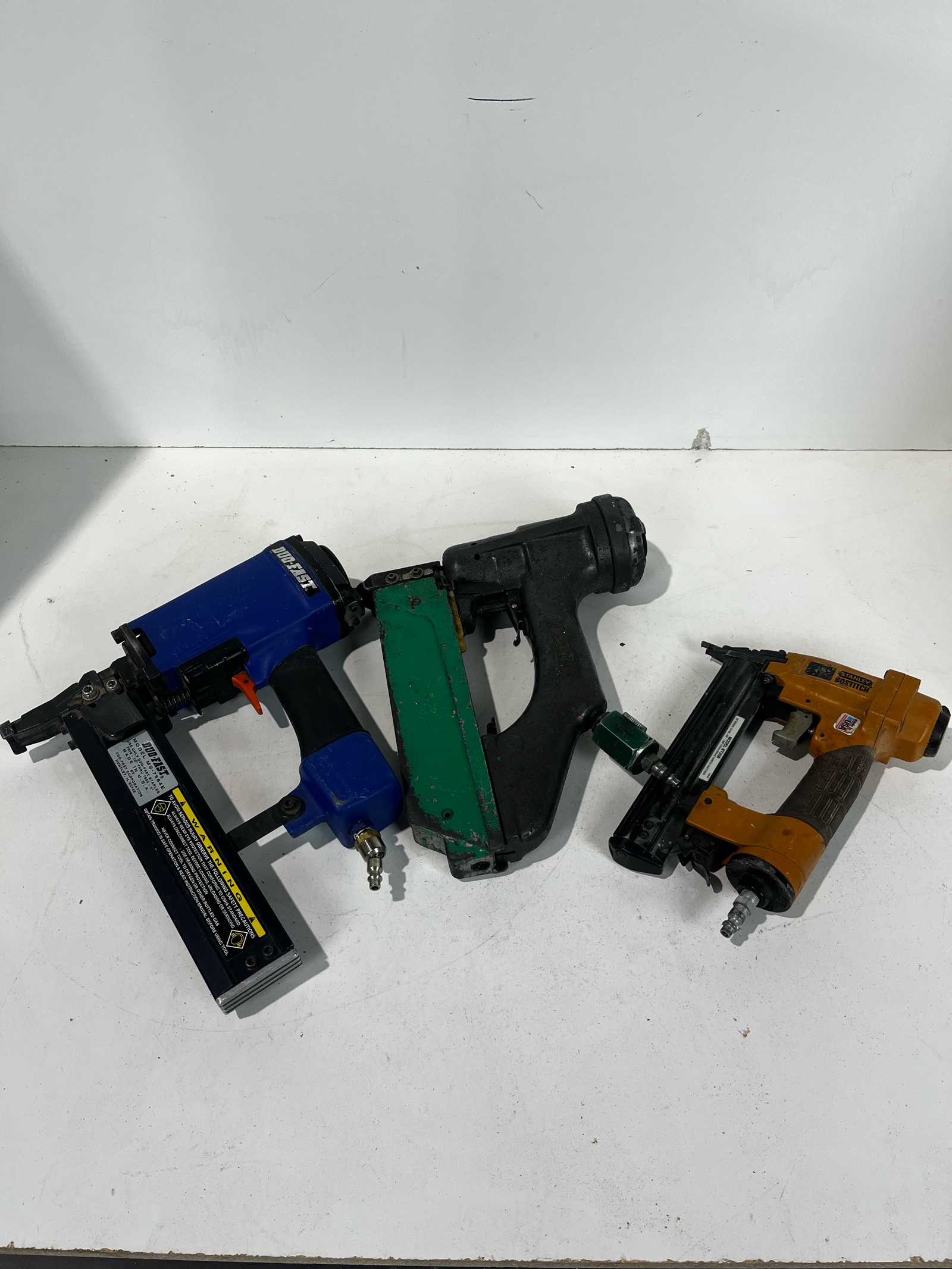 lot 121 image: Lot Of Pnuematic Nailers & Staplers
