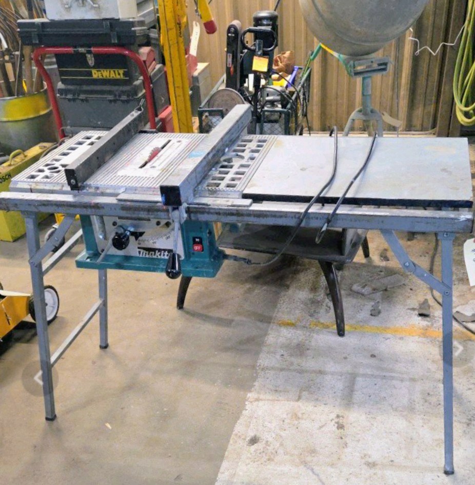 lot 15 image: Makita 2708 Table Saw w Stand, Fence & Side Extension - 115V, 12A, 4500 RPM