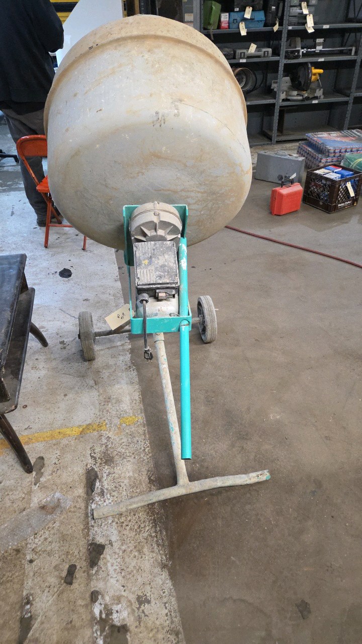 lot 16 image: Concrete Mixer
