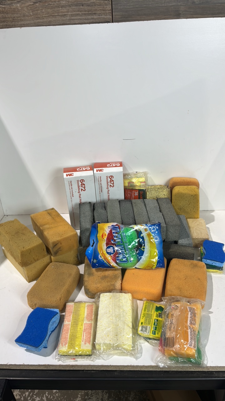 lot 173 image: Construction Sponges