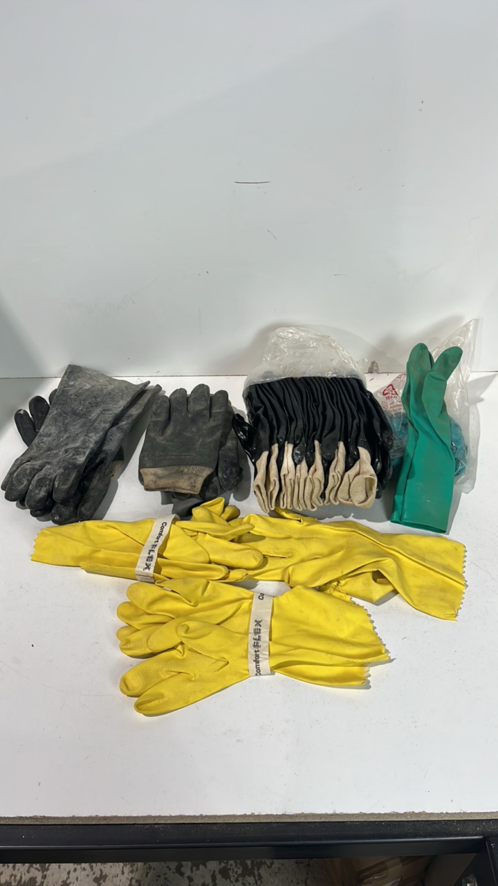 lot 174 image: Rubber Gloves