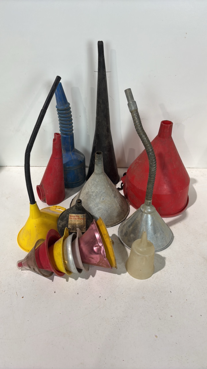 lot 195 image: Lot Of Various Size Funnels