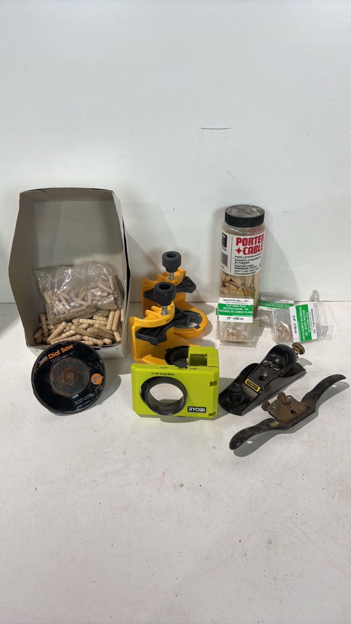 lot 209 image: Lot Of Miscellaneous Woodworking Equipment