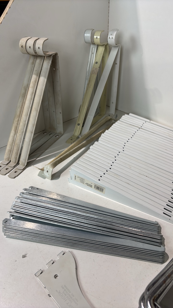 lot 238 image: lot of metal shelf brackets  various sizes