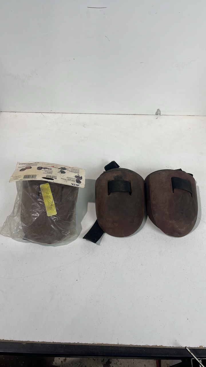 lot 259 image: knee Pads