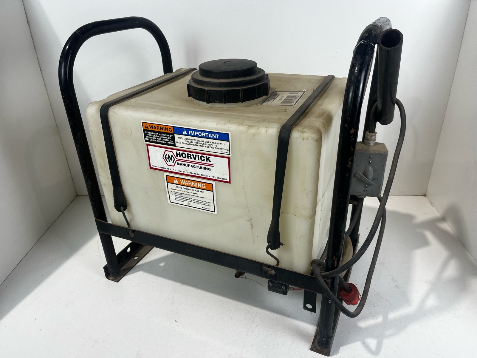 lot 262 image: 12 Gallon Sprayer