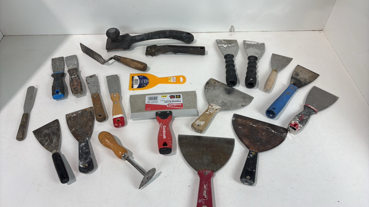lot 263 image: Lot of scrapers and spackling tools