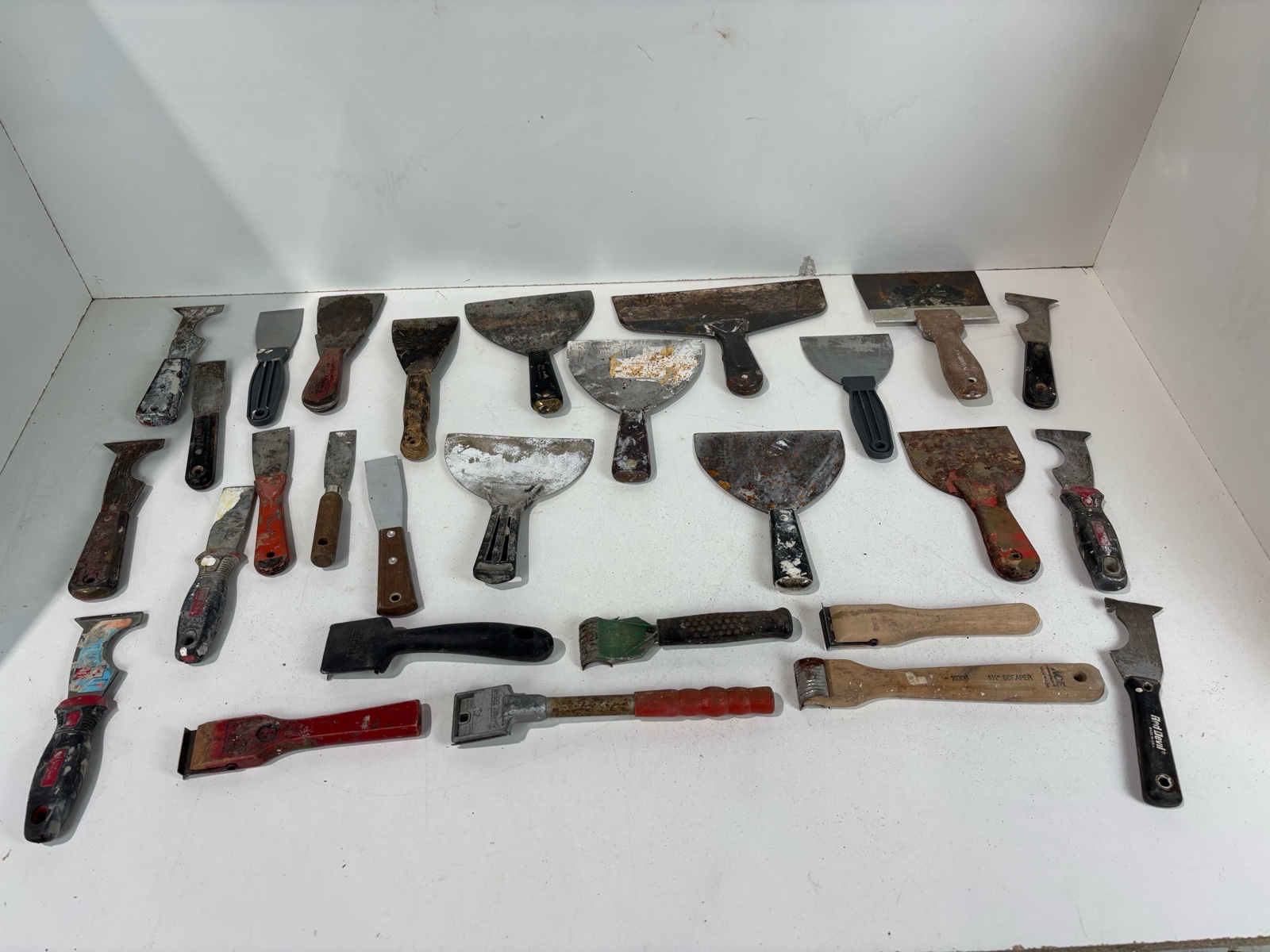 lot 264 image: Lot of painting tools - putty knives, scrapers, etc