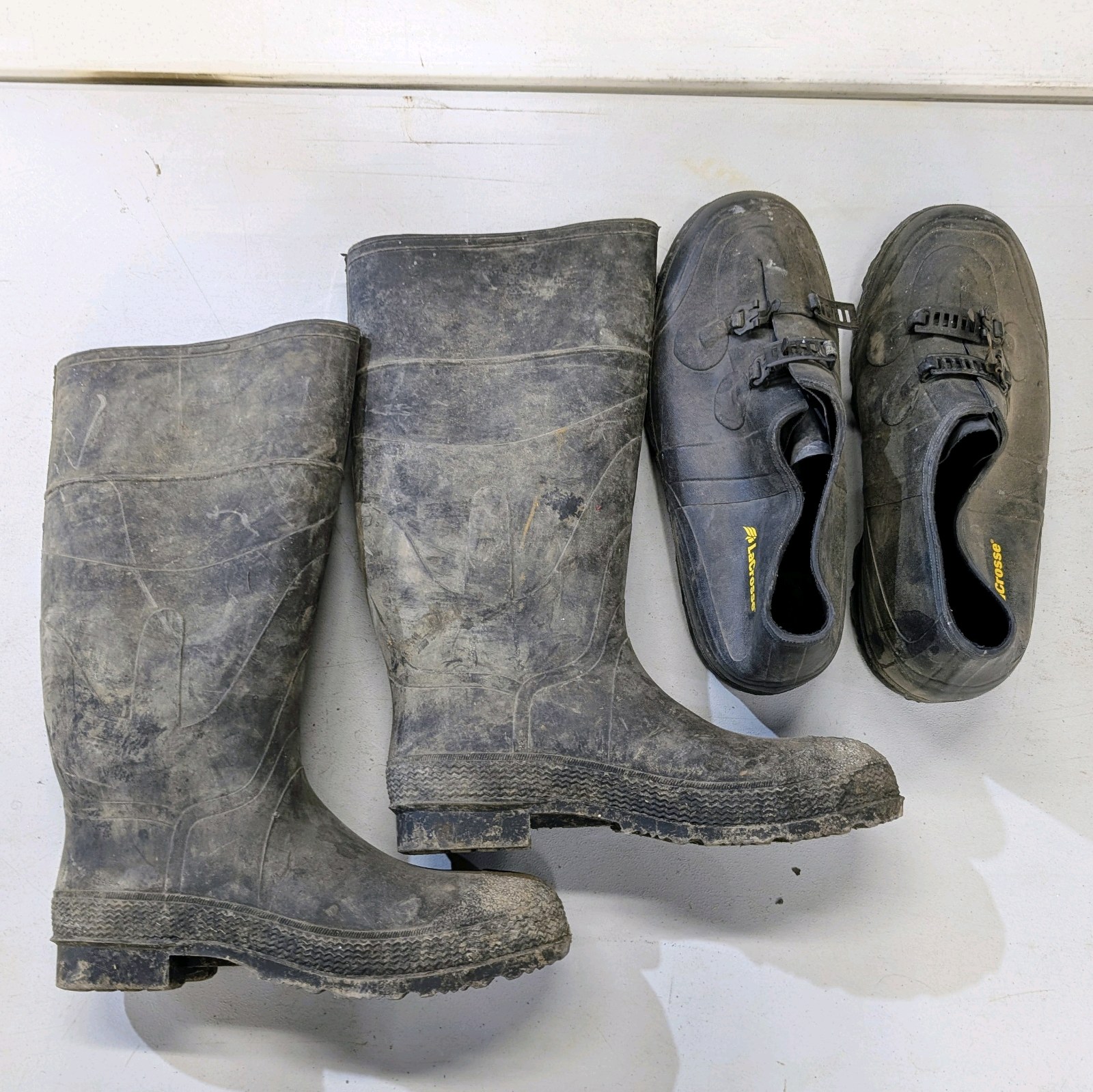 lot 300 image: Rubber Over Shoes And Rubber Boots